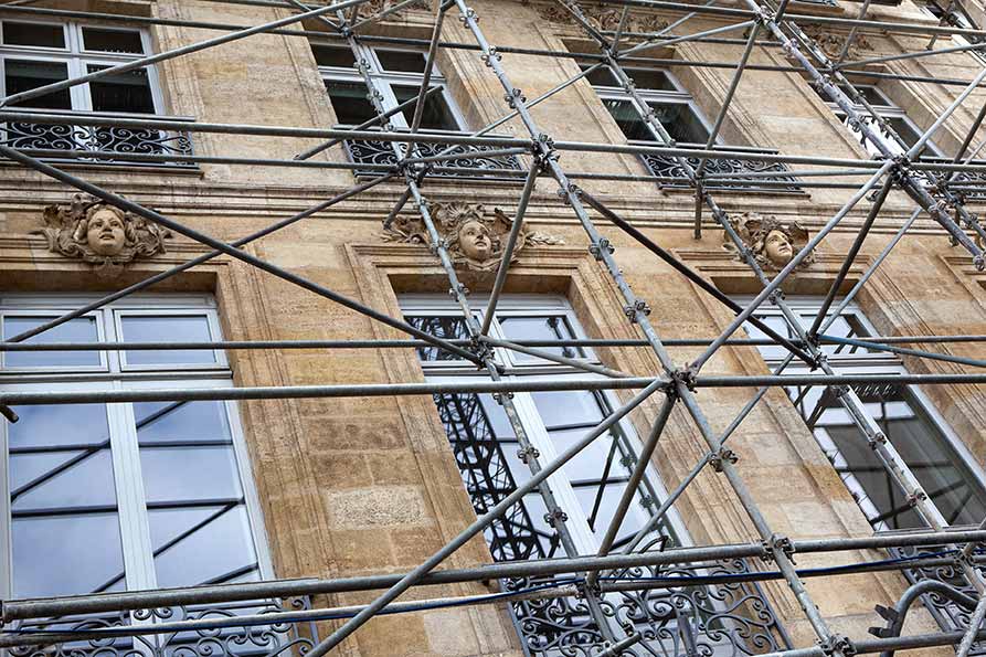 Rénovation immeuble avec échafaudage