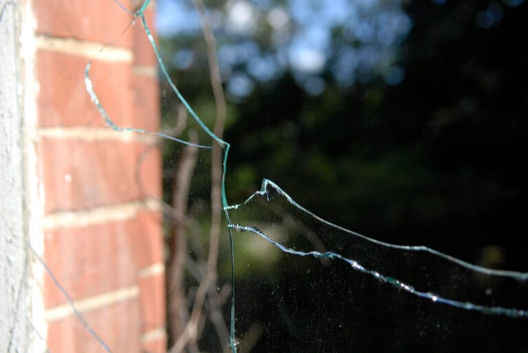 Vitres brisées, châssis fendus : que faire après une tempête ?